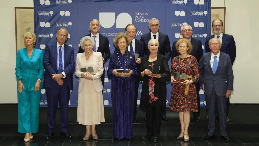 De arriba a abajo y de izquierda a derecha: Paco Arango, Gregorio Marañón, Marc Puig, Eduardo Serra, Margarita Moráis, la Reina Sofía, Cristina Hoyos, Margarita del Val y Marcelino Oreja.