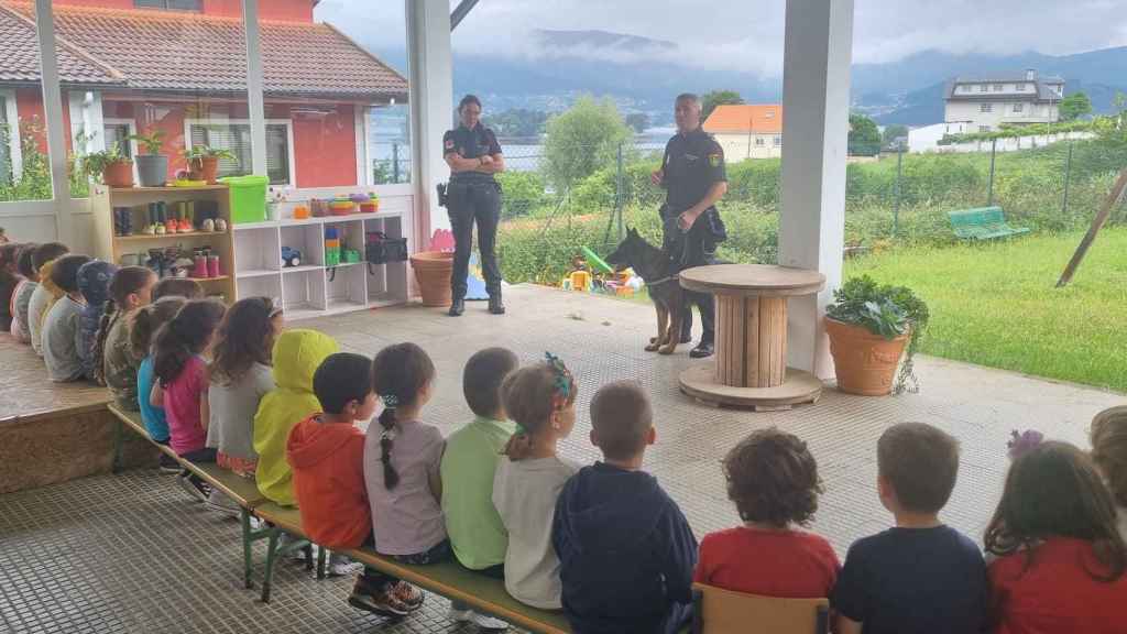 Un momento de la demostración al grupo de escolares.