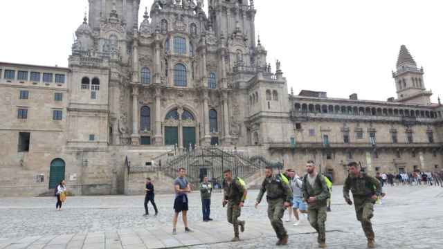 Llegada de una de las patrullas participantes en la carrera Tui-Santiago de la Brilat a la Plaza del Obradoiro.