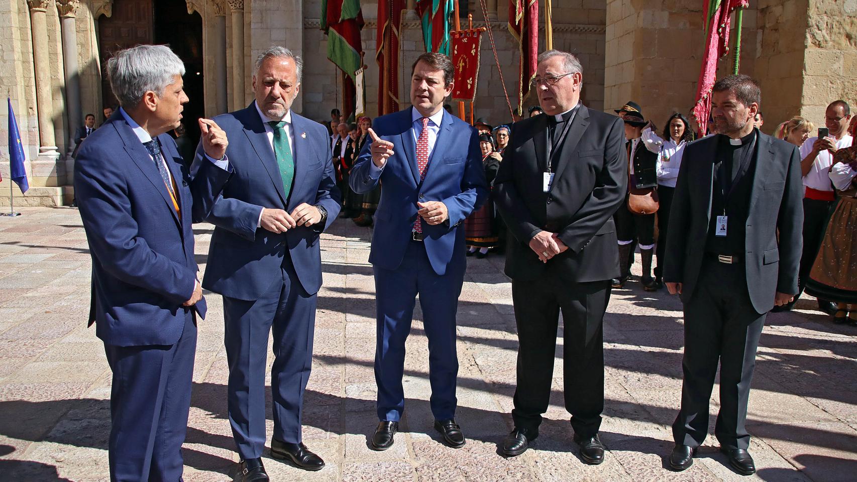 El presidente de la Junta, Fernández Mañueco, y el presidente de las Cortes de Castilla y León, Carlos Pollán, entre otras autoridades, a su llegada
