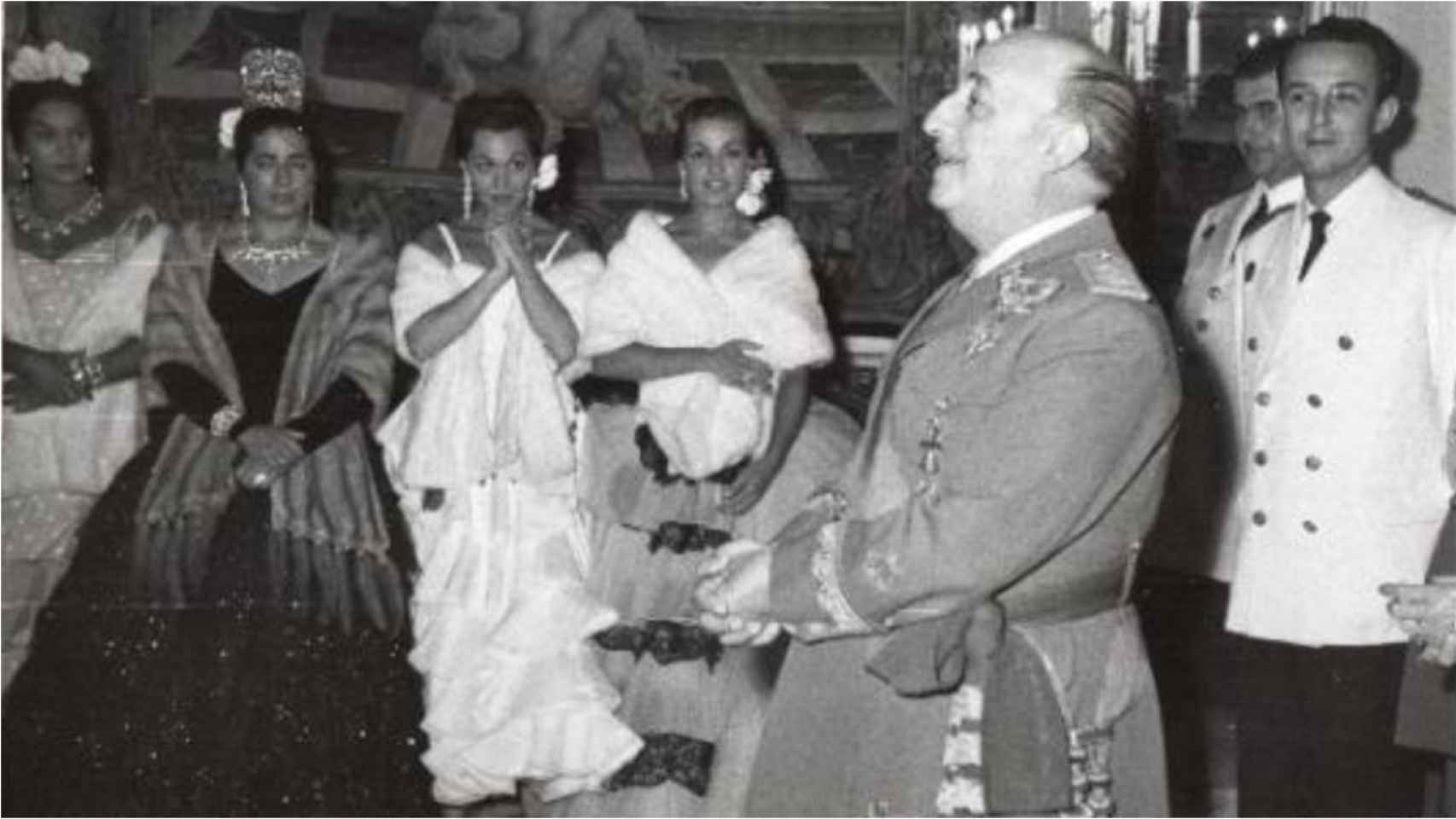 De izquierda a derecha: Lola Flores, Juanita Reina, Paquita Rico, Carmen Sevilla y el dictador Francisco Franco en La Granja en 1958.