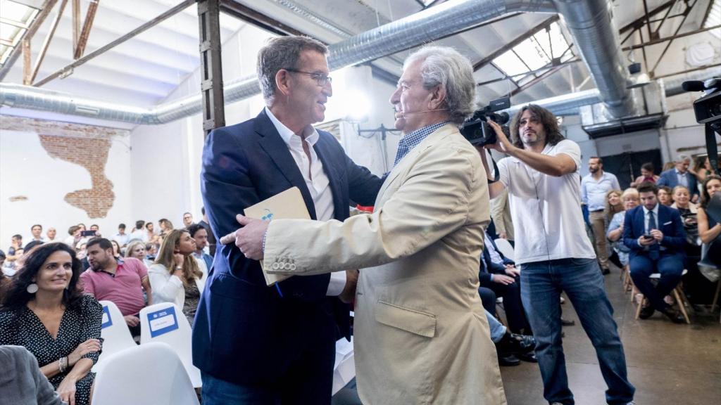 El líder del PP, Alberto Núñez Feijoo, presenta el programa cultural de su partido junto al exministro durante la etapa del socialista José Luis Rodríguez Zapatero, César Antonio Molina