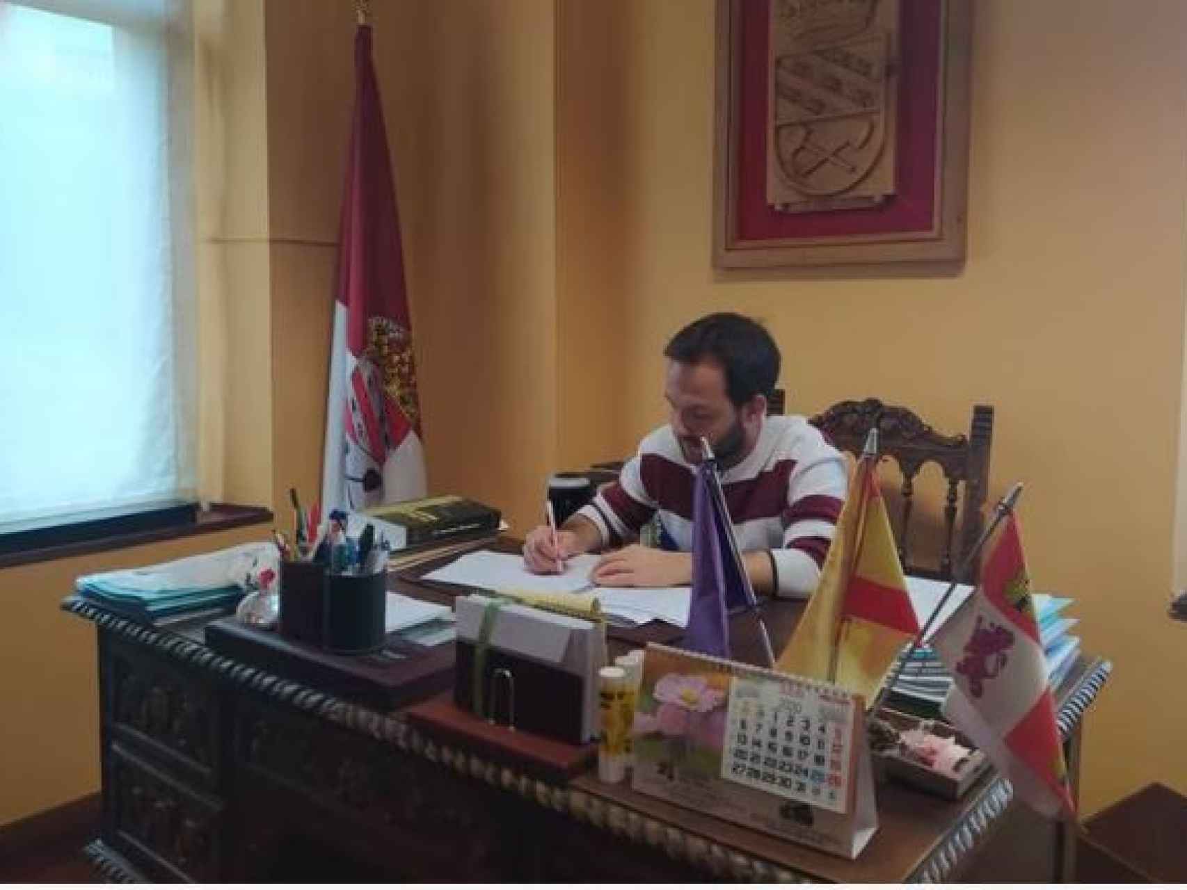 Cristian Delgado en su despacho del Ayuntamiento de Barruelo de Santullán.