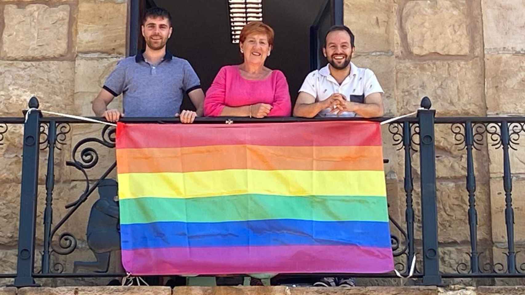 El alcalde Delgado junto a parte de su equipo en el Ayuntamiento de Barruelo con la bandera LGTBI.