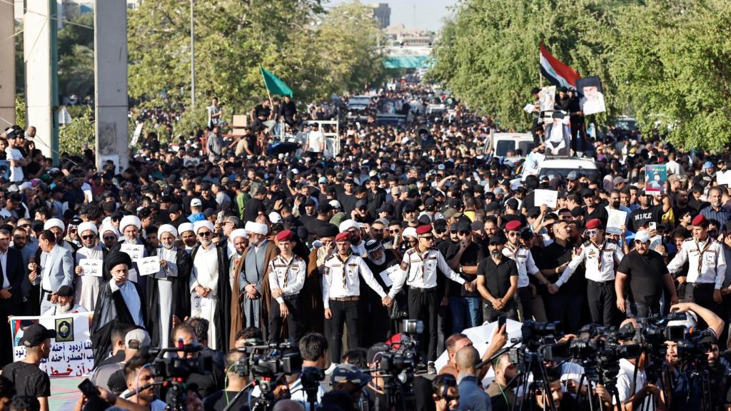 Simpatizantes del clérigo chií Moqtada al-Sadr participan en la protesta de este viernes en Bagdad.