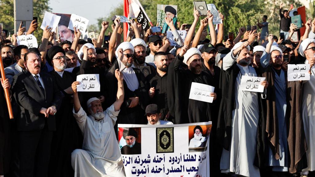 Simpatizantes del clérigo chií Moqtada al-Sadr participan en la protesta de este viernes en Bagdad.