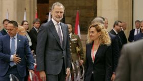 El Rey Felipe VI y la presidenta del Congreso de los Diputados, Meritxell Batet, durante el acto celebrado este viernes en León.