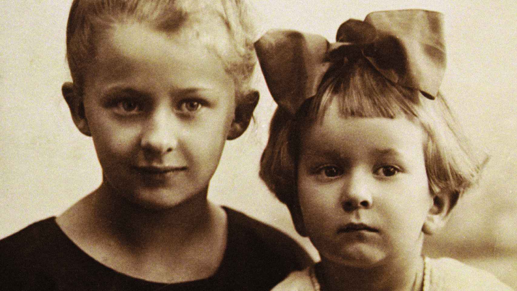 Wislawa con su hermana mayor, Nawoja, en 1926. Foto: Wislawa Szymborska Foundation