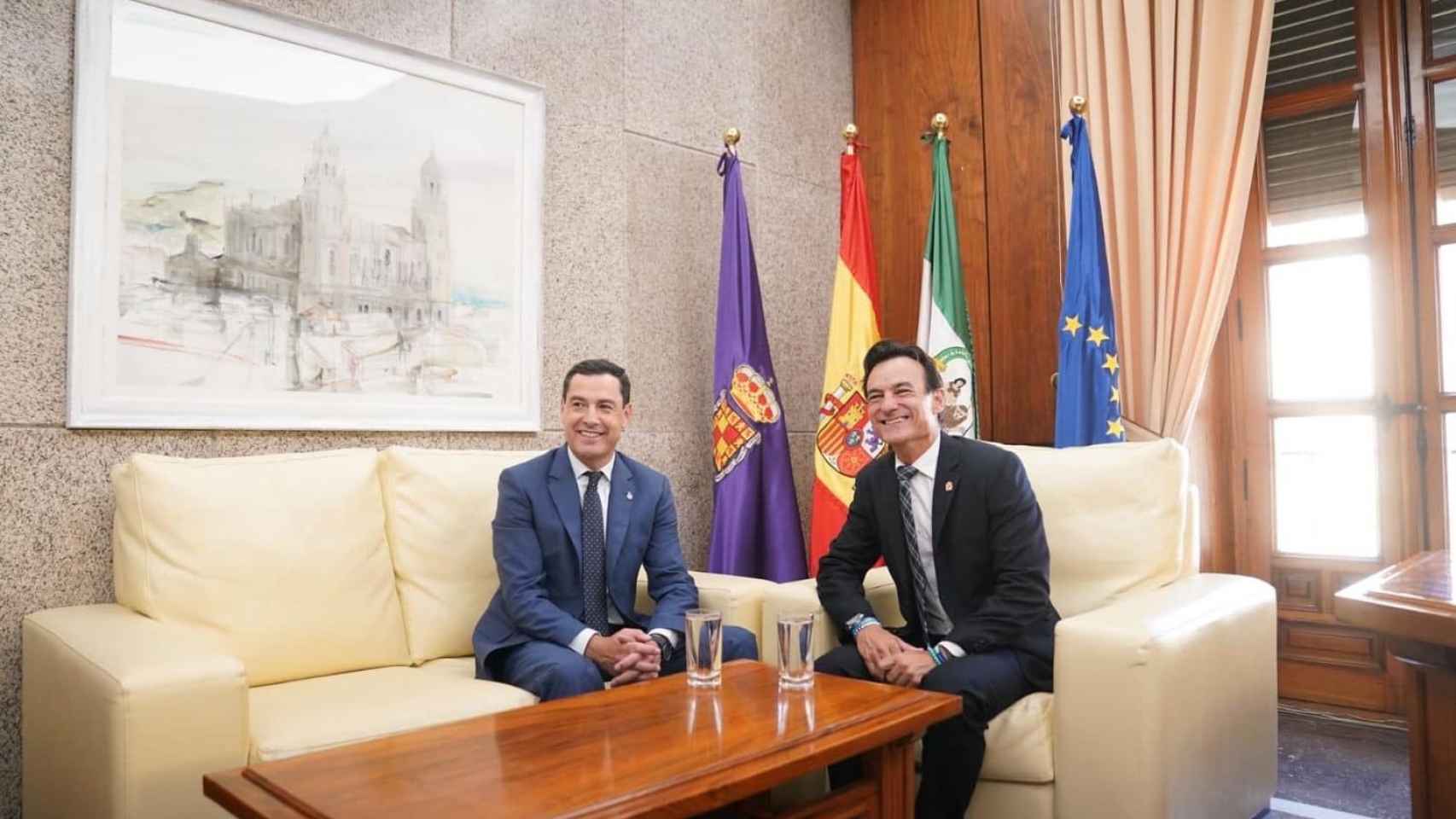 El alcalde de Jaén, Agustín González, en una reunión con el presidente de la Junta, Juanma Moreno.