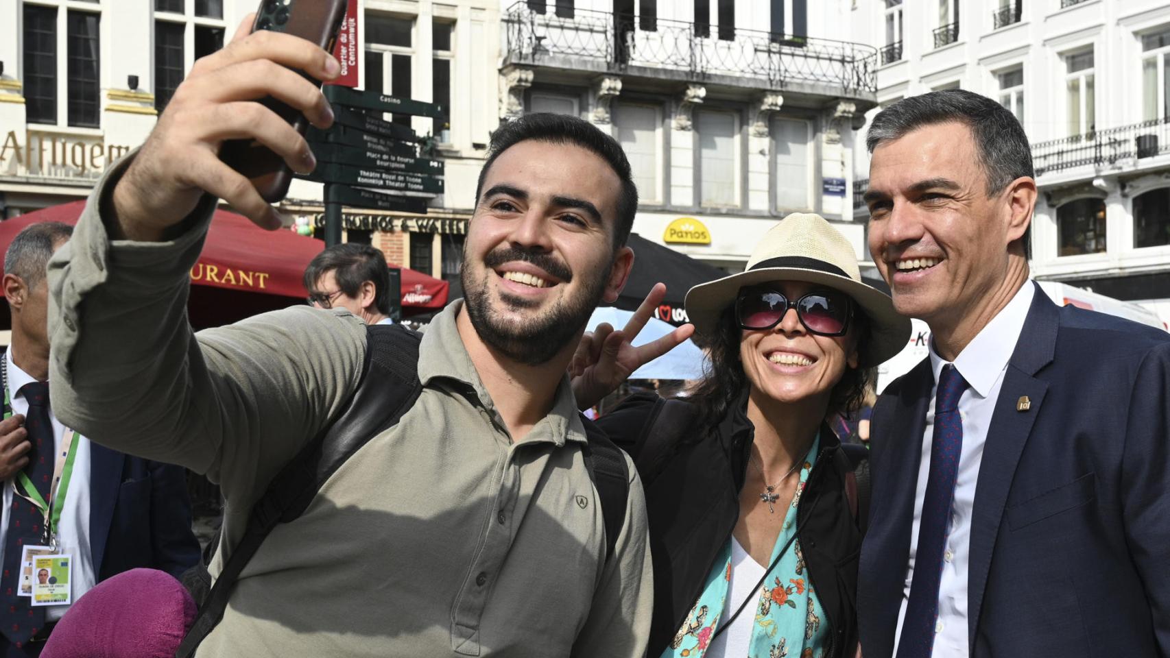 Dos ciudadanos abordan a Sánchez en Bruselas para hacerse un 'selfie' con él, este viernes en Bruselas.