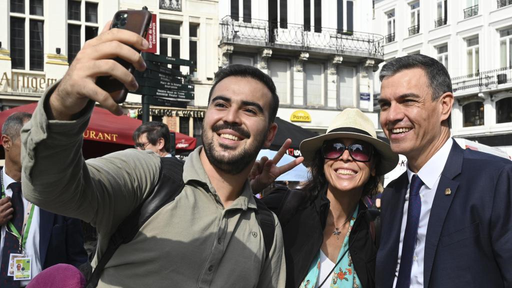 Dos ciudadanos abordan a Sánchez en Bruselas para hacerse un 'selfie' con él, este viernes en Bruselas.