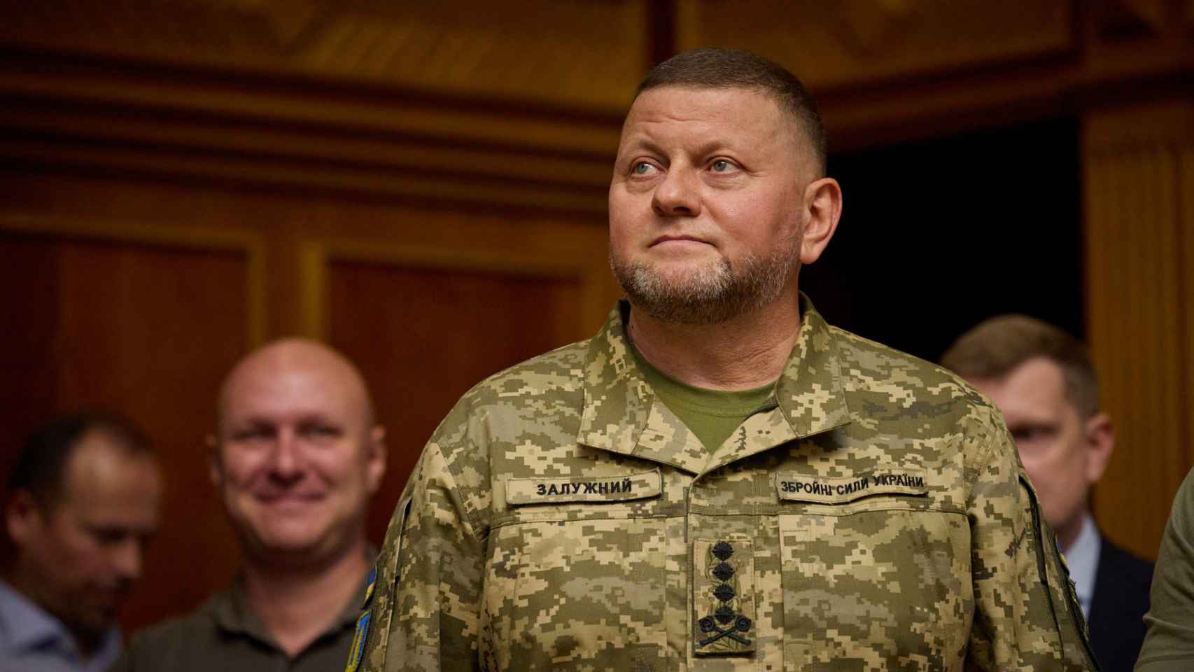 El Comandante en Jefe de las Fuerzas Armadas de Ucrania, Valery Zaluzhnyi asiste a una sesión del Parlamento en Kiev.