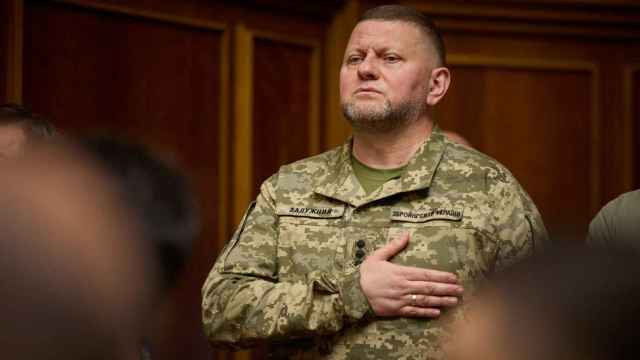 El Comandante en Jefe de las Fuerzas Armadas de Ucrania, Valery Zaluzhnyi, asiste a una sesión del Parlamento en Kiev.