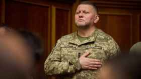 El Comandante en Jefe de las Fuerzas Armadas de Ucrania, Valery Zaluzhnyi, asiste a una sesión del Parlamento en Kiev.