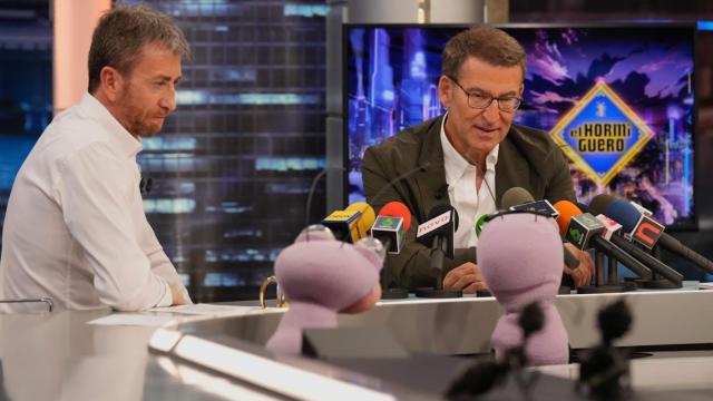 Pablo Motos y Alberto Núñez Feijóo en 'El Hormiguero', este miércoles.