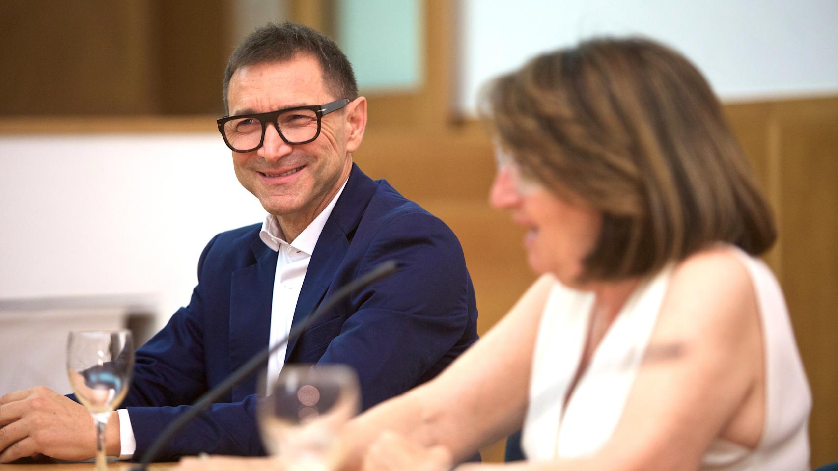 Julio García Mora en la presentación este jueves con la rectora Amparo Navarro.