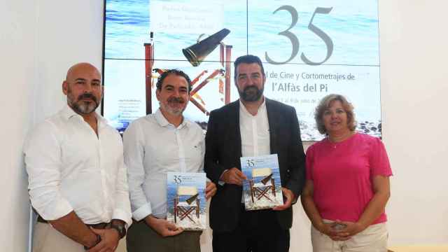 Presentación de la 35 edición del Festival de l'Alfàs del Pi con el alcalde Vicente Arques y el director del Patronato Costa Blanca, José Mancebo.