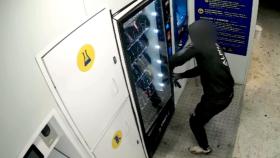 Las cámaras de seguridad recogen el asalto a una de las máquinas expendedoras.