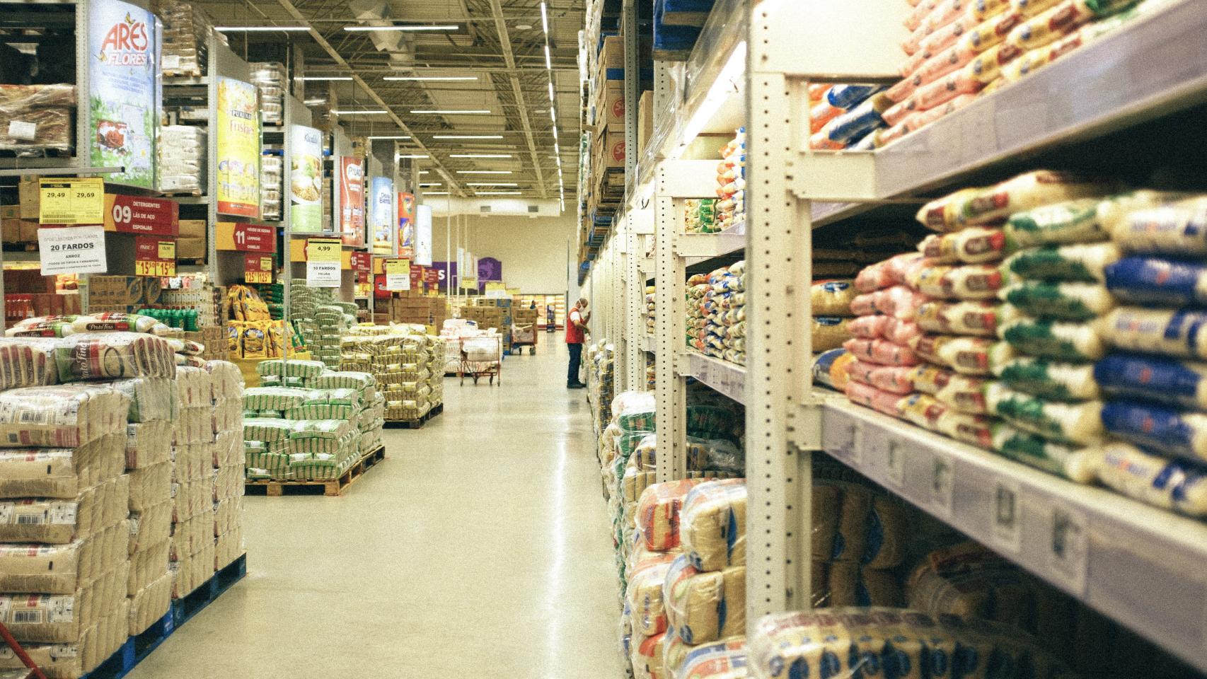 Los descuentos en las compras en un almacén de bricolaje, en la imagen, acaban en manos de un trabajador.