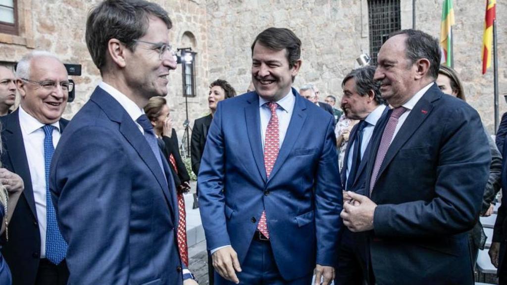 Alfonso Fernández Mañueco acude a la toma de posesión del nuevo presidente de La Rioja, Gonzalo Capellán