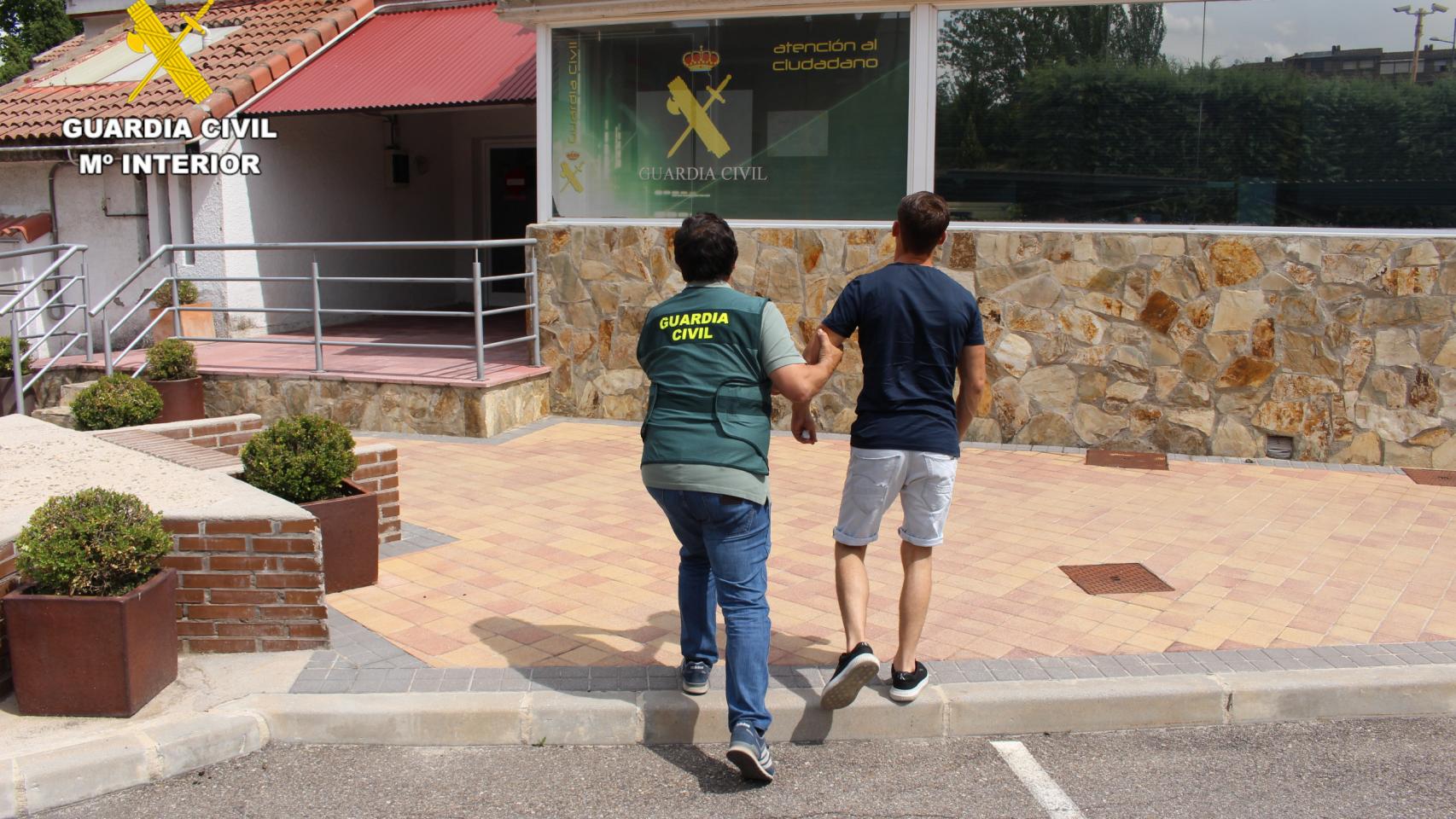 Uno de los tenidos por la Guardia Civil en la ciberestafa