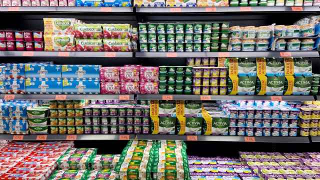 Yogures a la venta en un supermercado de España.