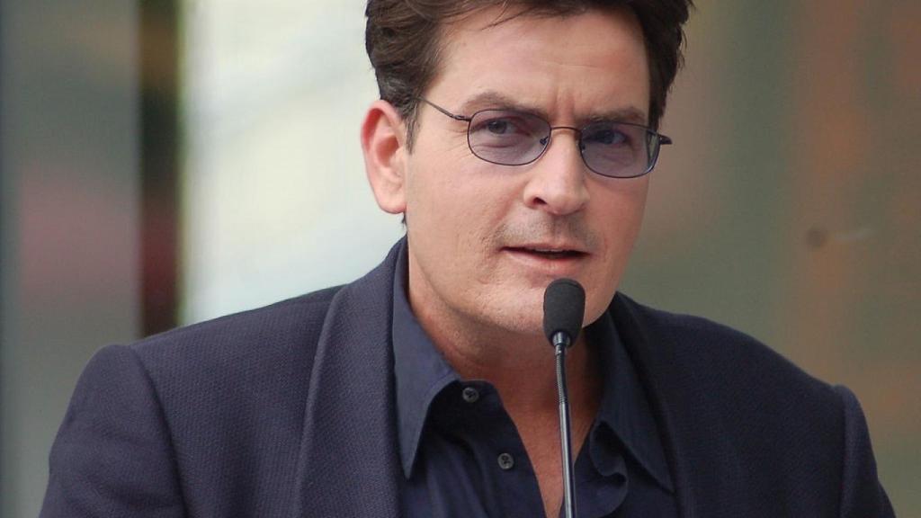 La exmujer de Charlie Sheen le acusó de ocultar dinero para no pagar la manutención y también fue acusado por violencia de género