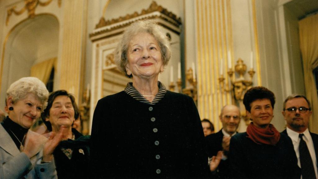 Wislawa Szymborska, poco antes de leer su discurso de aceptación del Premio Nobel de Literatura en diciembre de 1996