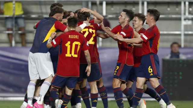 Piña de los jugadores de la selección española de fútbol sub21 para celebrar un gol en el Europeo sub21 2023