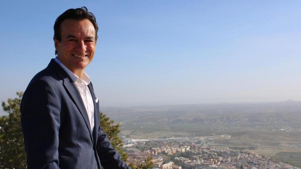 El alcalde de Jaén, Agustín González, con la ciudad de fondo.