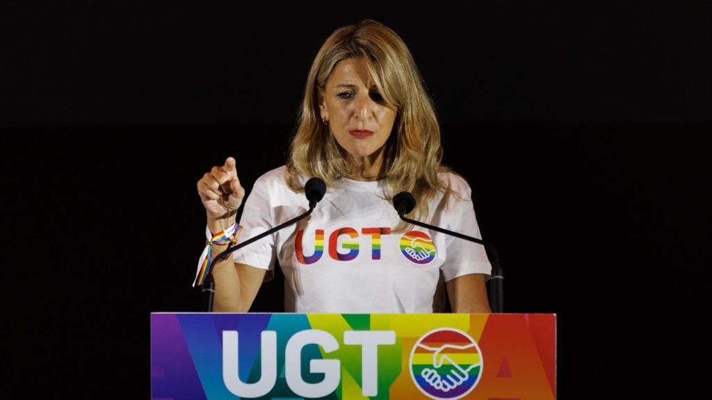 Yolanda Díaz durante un discurso luciendo los colores de la bandera LGTBI