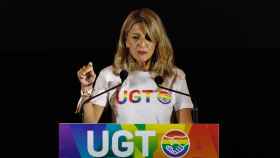 Yolanda Díaz durante un discurso luciendo los colores de la bandera LGTBI