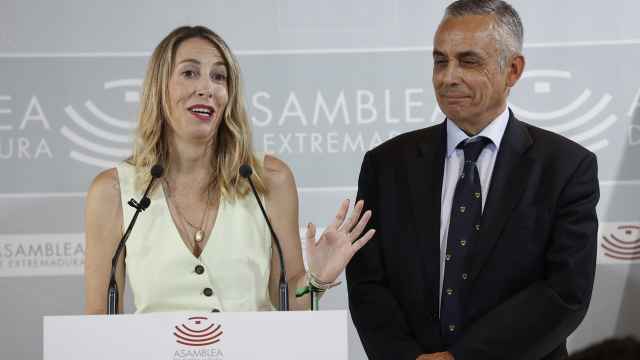 La líder del PP extremeño, María Guardiola, y el portavoz de Vox en la Asamblea de Extremadura, Ángel Pelayo Gordillo, este viernes en rueda de prensa.