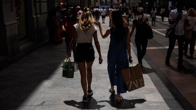 Consumidores de compras por la calle Preciados de Madrid.