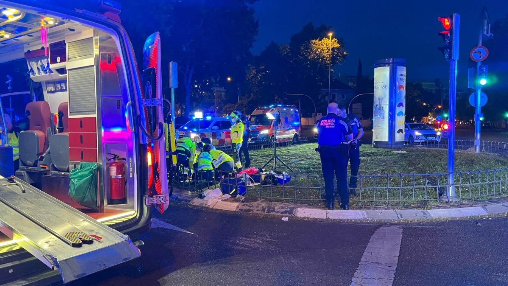 efectivos del SAMUR-PC en el lugar del accidente, este viernes.