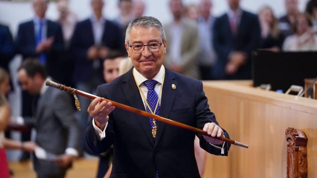 Francisco Salado, este viernes con la vara de mando de la Diputación de Málaga.