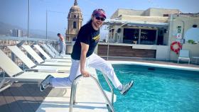 Santiago Segura posando en la terraza del Málaga Palacio.