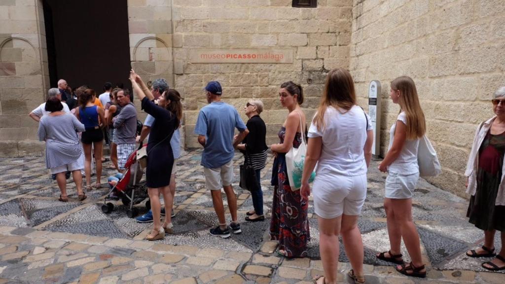 Un grupo de turistas, a las puertas del Museo Picasso Málaga.