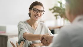 Una mujer en una entrevista de trabajo.