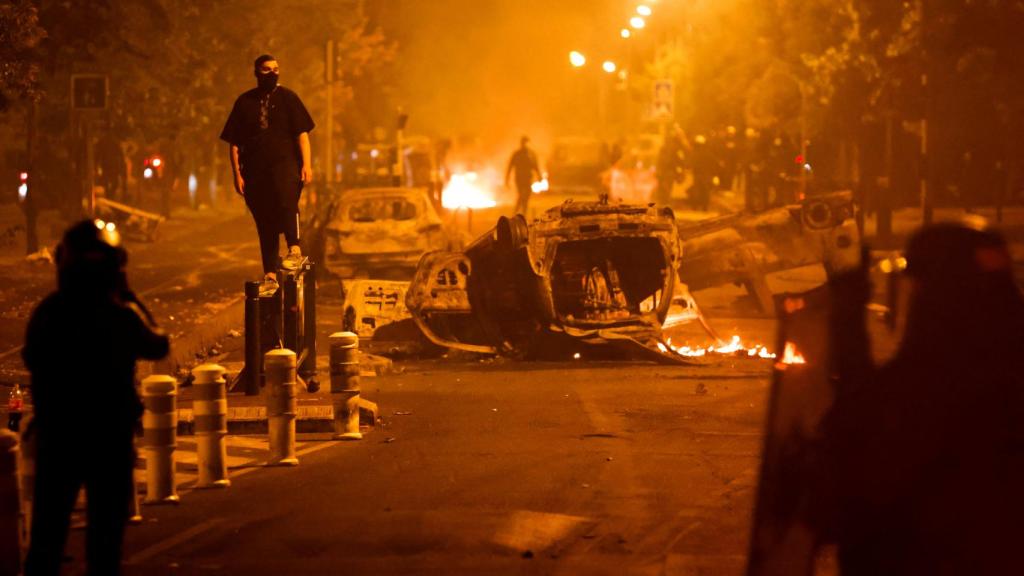 Decenas de coches  han sido calcinados durante las protestas de este jueves a las afueras de París.