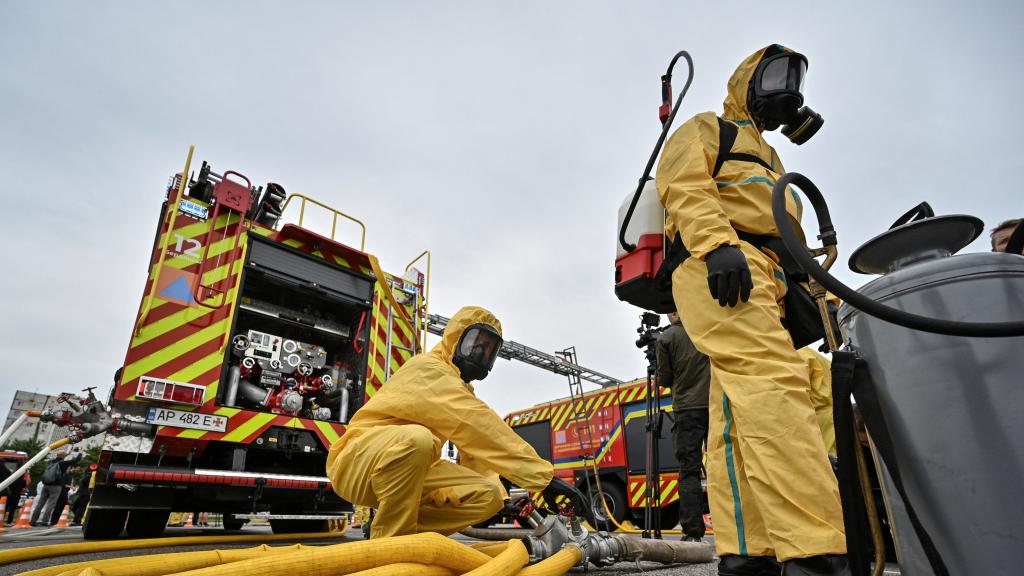 Un equipo con trajes antiradiación en la Central de Zaporiyia