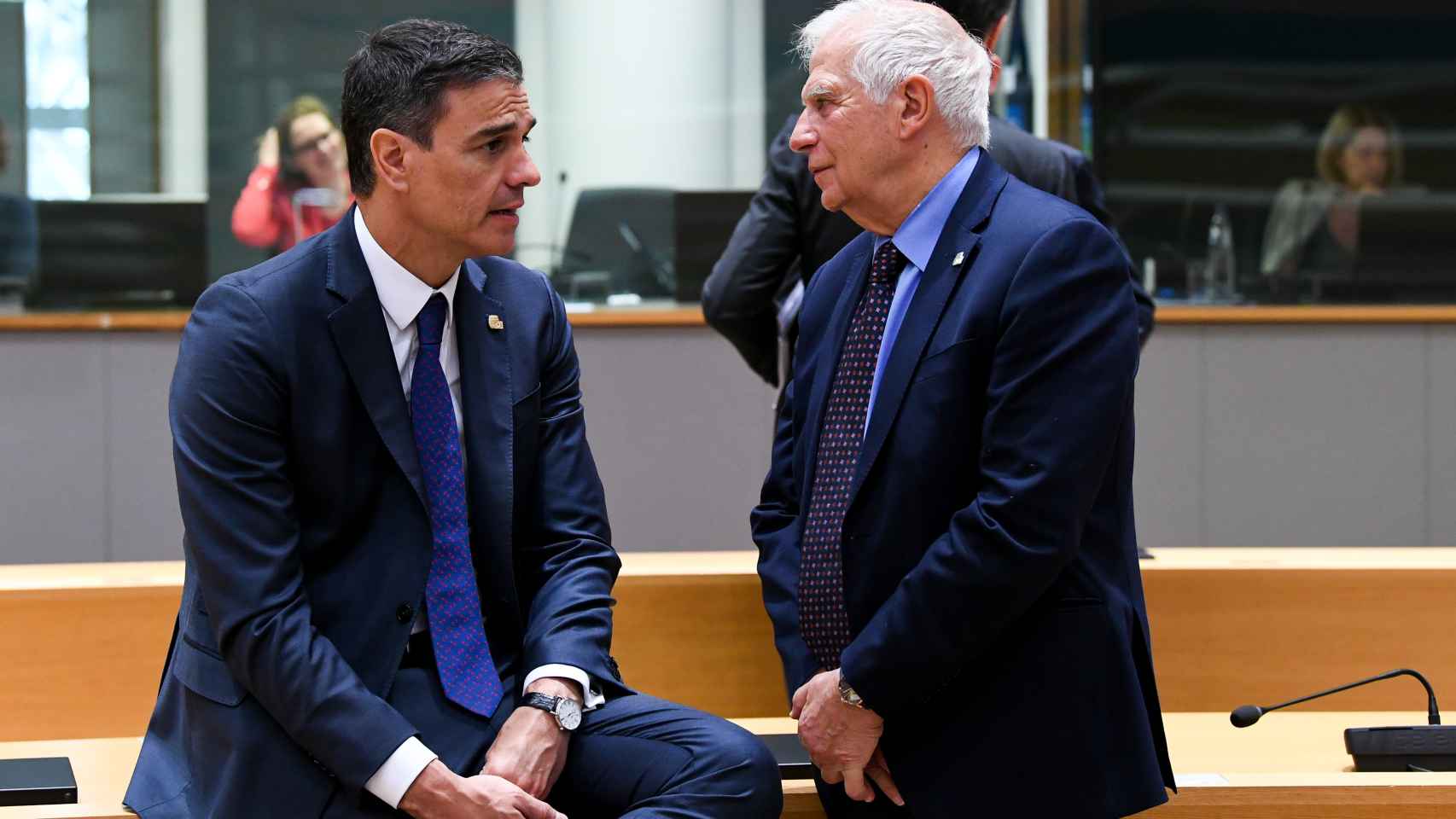 El presidente del Gobierno, Pedro Sánchez, conversa con el jefe de la diplomacia de la UE, Josep Borrell, durante la cumbre de este viernes en Bruselas