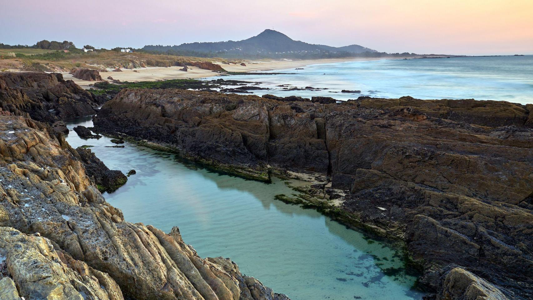 Puesta de sol en la Playa das Furnas, Porto do Son.