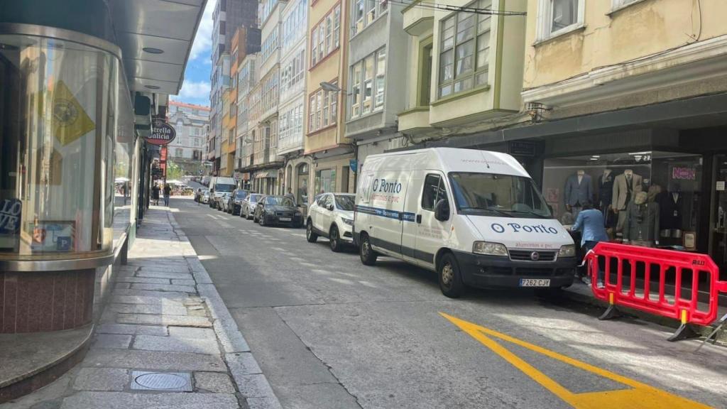 Tramo de la calle de la Iglesia que ha recuperado el aparcamiento