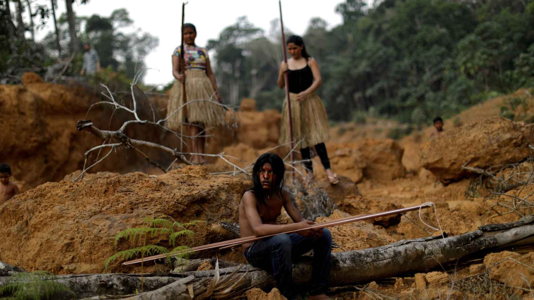 Indígenas de la tribu Mura muestran una zona deforestada en el estado de Amazonas.