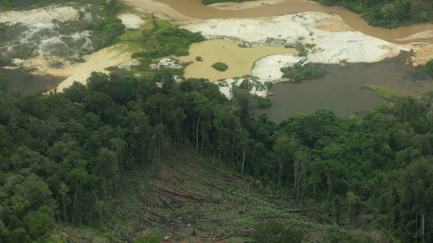 Una zona de extracción ilegal de oro en tierra de los yanomami, en el estado de Roraima, este martes.
