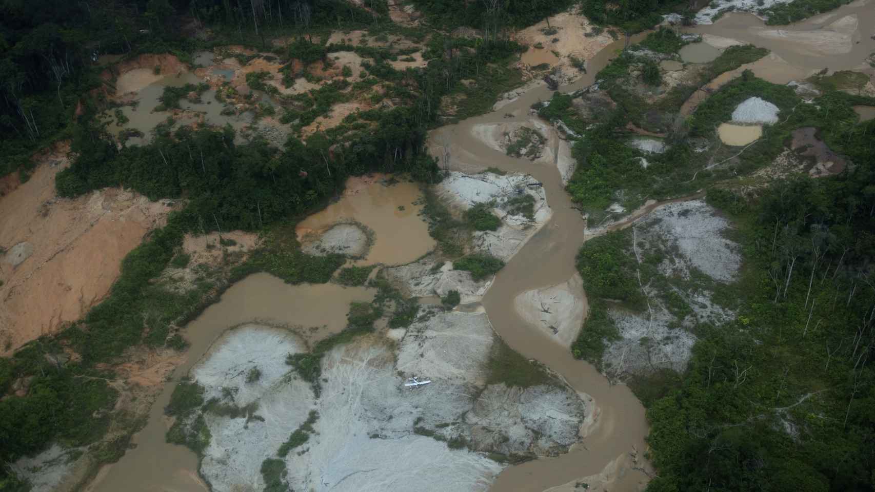 Un avión dentro de un área de minería ilegal de oro en tierra de los yanomami, estado de Roraima, este martes.