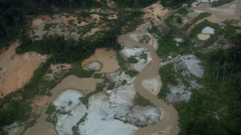 Un avión dentro de un área de minería ilegal de oro en tierra de los yanomami, estado de Roraima, este martes.