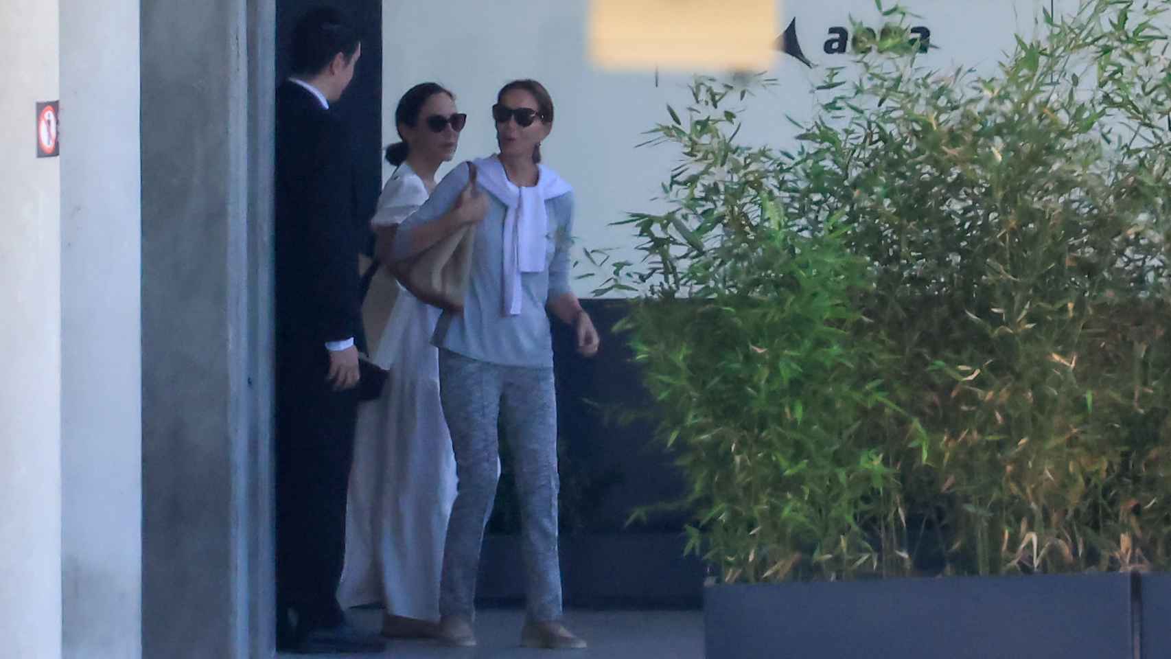 Isabel Preysler y Tamara Falcó este sábado por la mañana en la zona VIP de AENA en el aeropuerto de Madrid.