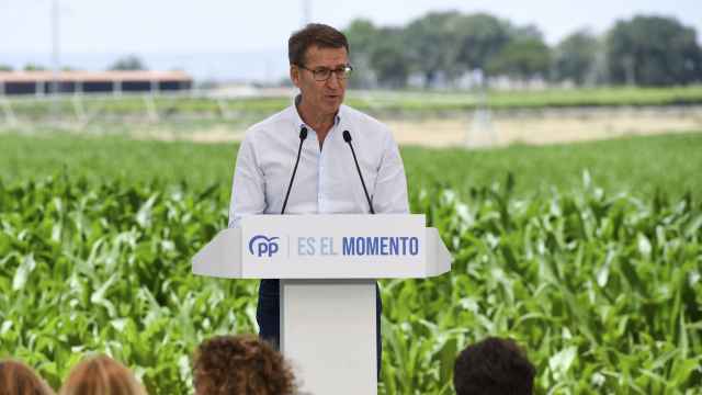 Feijóo clausura un acto en Gimenells sobre el sistema agroalimentario y mundo rural